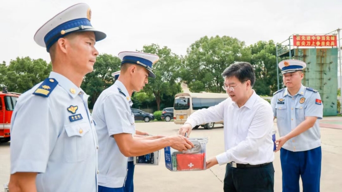 李晖带队开展夏季安康“三送”活动